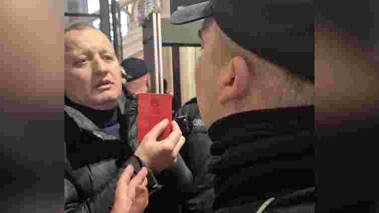 У Чернівцях волонтеру вручили повістку на сесії міськради через неуточнені в ТЦК дані