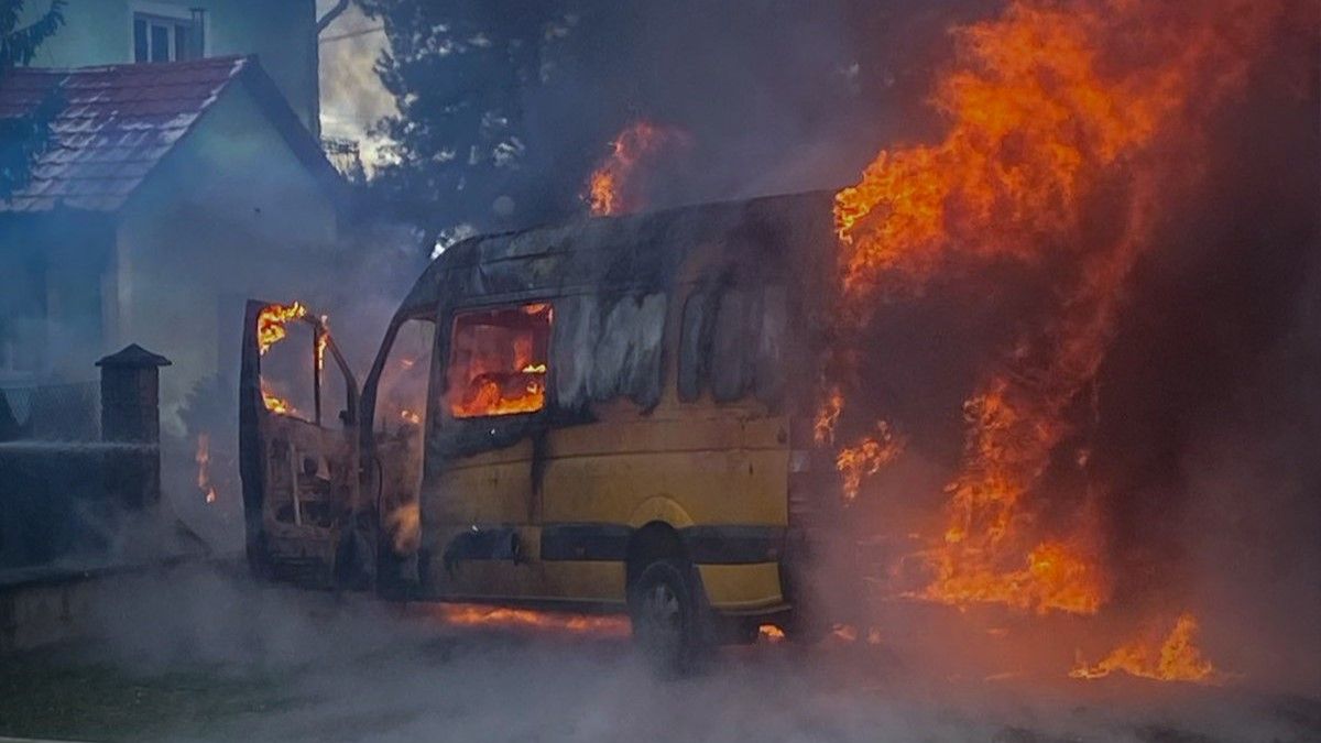 Внаслідок ДТП біля Судової Вишні вщент згорів бус, семеро потерпілих