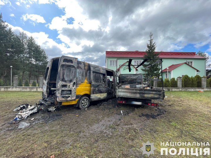 Зіткнулися бус та Газель (фото поліції) Зіткнулися бус та Газель (фото поліції)