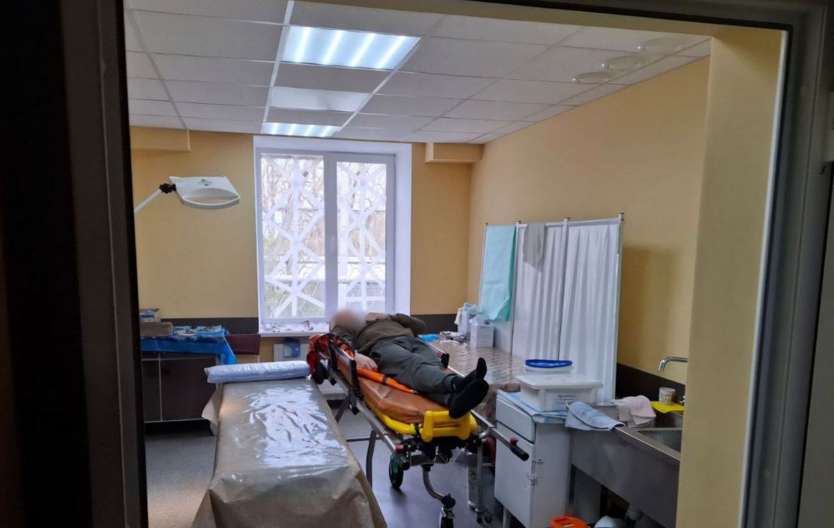 Російський дрон пошкодив гуртожиток в Нікополі, понад десяток постраждалих