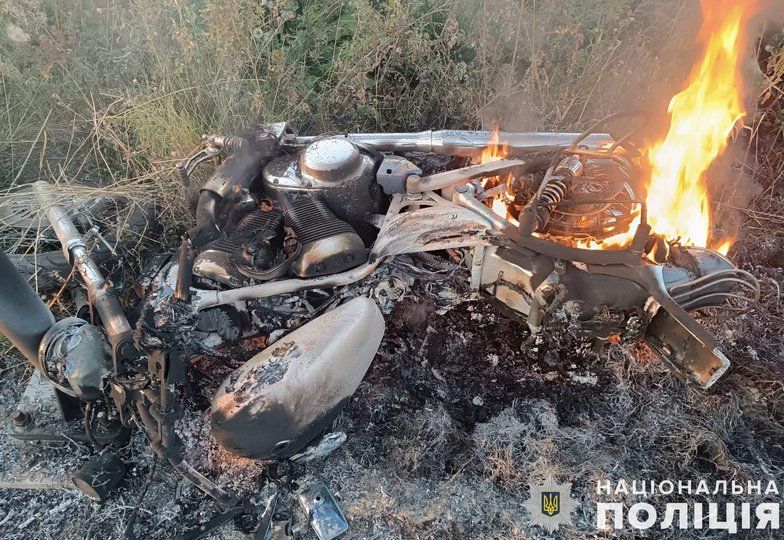 Судячи із фото поліції, мотоцикл після ДТП загорівся