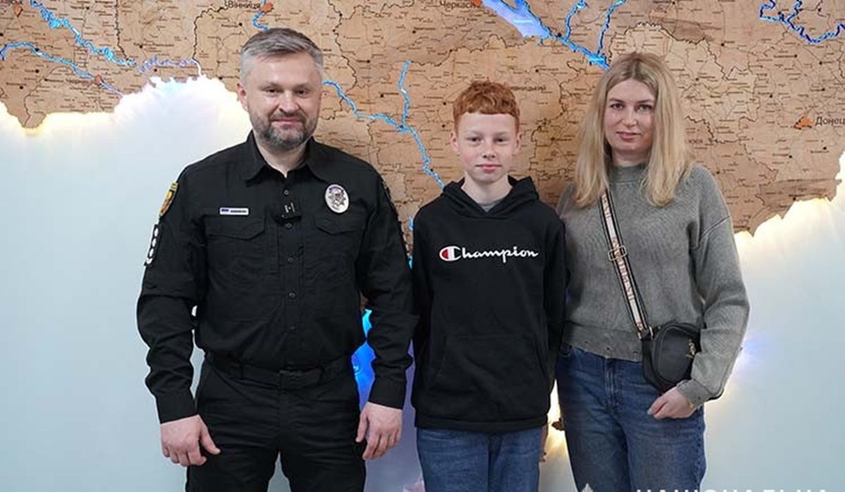 Тернопільські поліцейські подарували школяру телефон за повідомлення про спробу вербування ФСБ