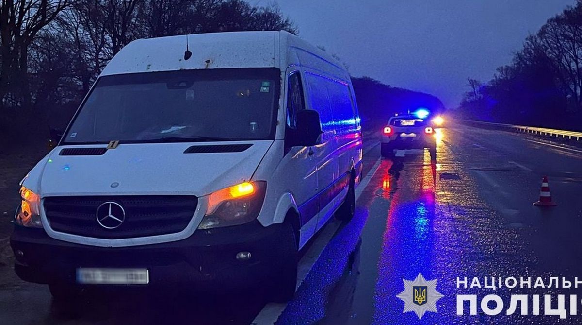Пенсіонер потрапив у реанімацію через наїзд мікроавтобуса на трасі біля Стрия