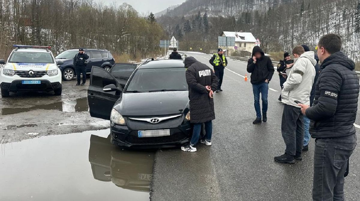 Поліція затримала на Львівщині групу переправників ухилянтів через кордон