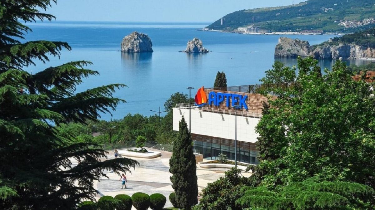 У дитячому таборі «Артек» у Криму відпочили щонайменше 30 російських військових