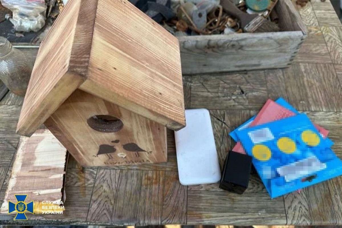 У Дніпрі російська агентка шпигувала за військовими ешелонами через камеру в шпаківні