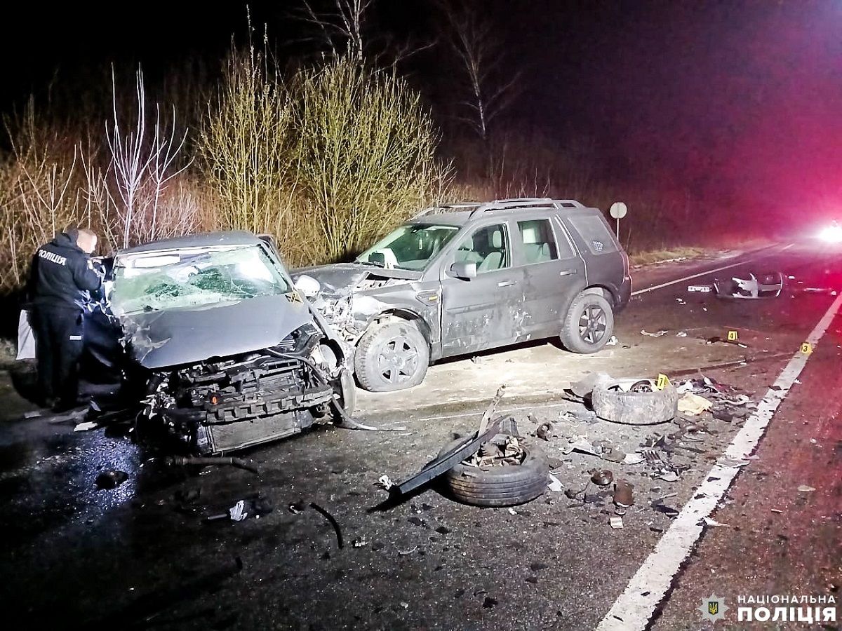 У ДТП з трьома авто на Рівненщині важко травмувалися четверо людей