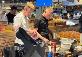 У Львові спекли паску із борошна з розмінованих полів Херсонщини 