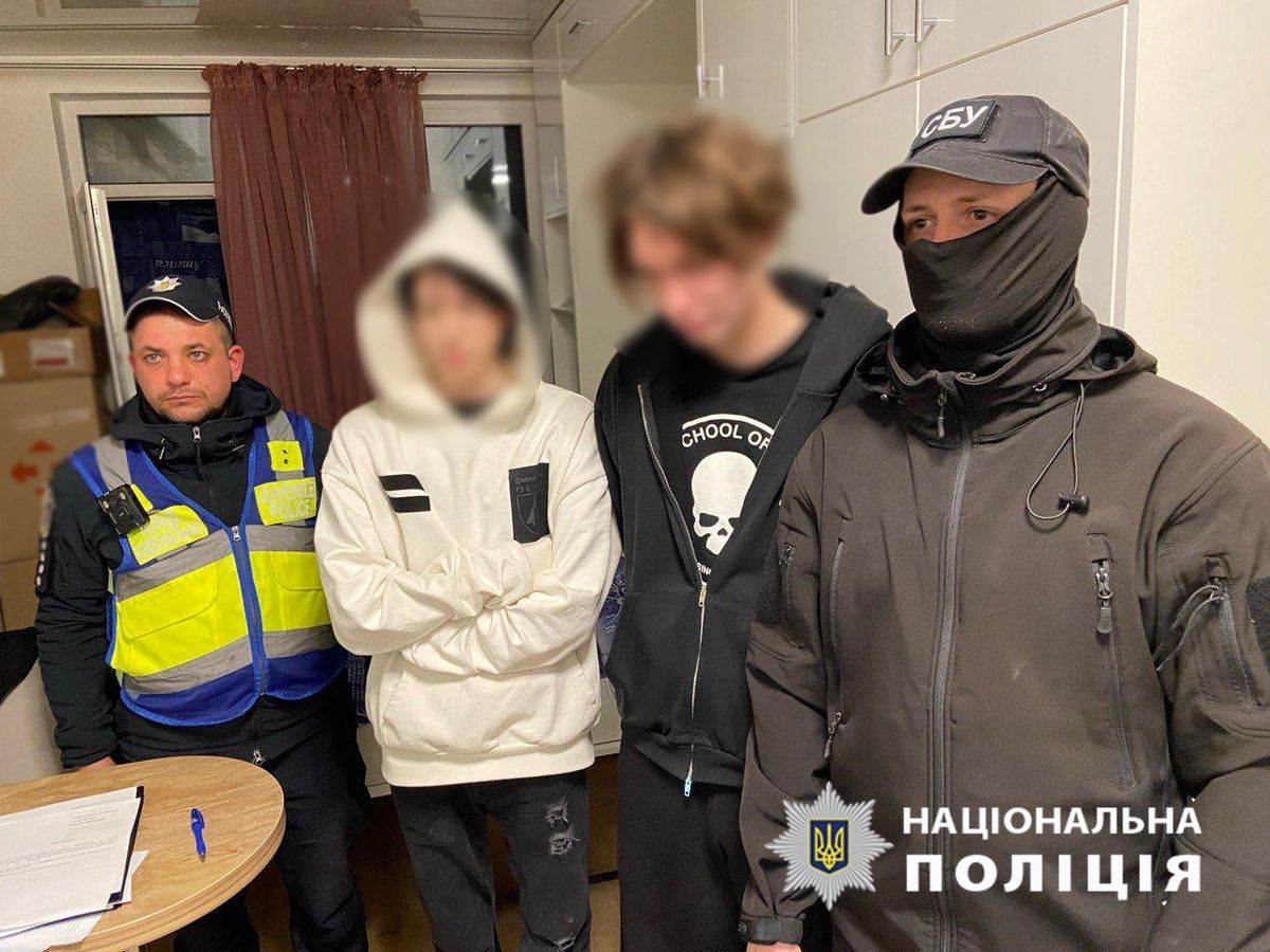 Поліція та СБУ встановили підлітків, що слухали російський гімн у Києві
