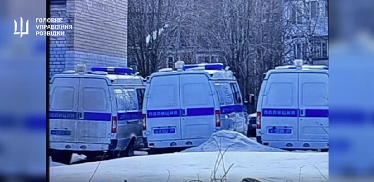 ГУР показало підпал службових авто російських силовиків в Архангєльску