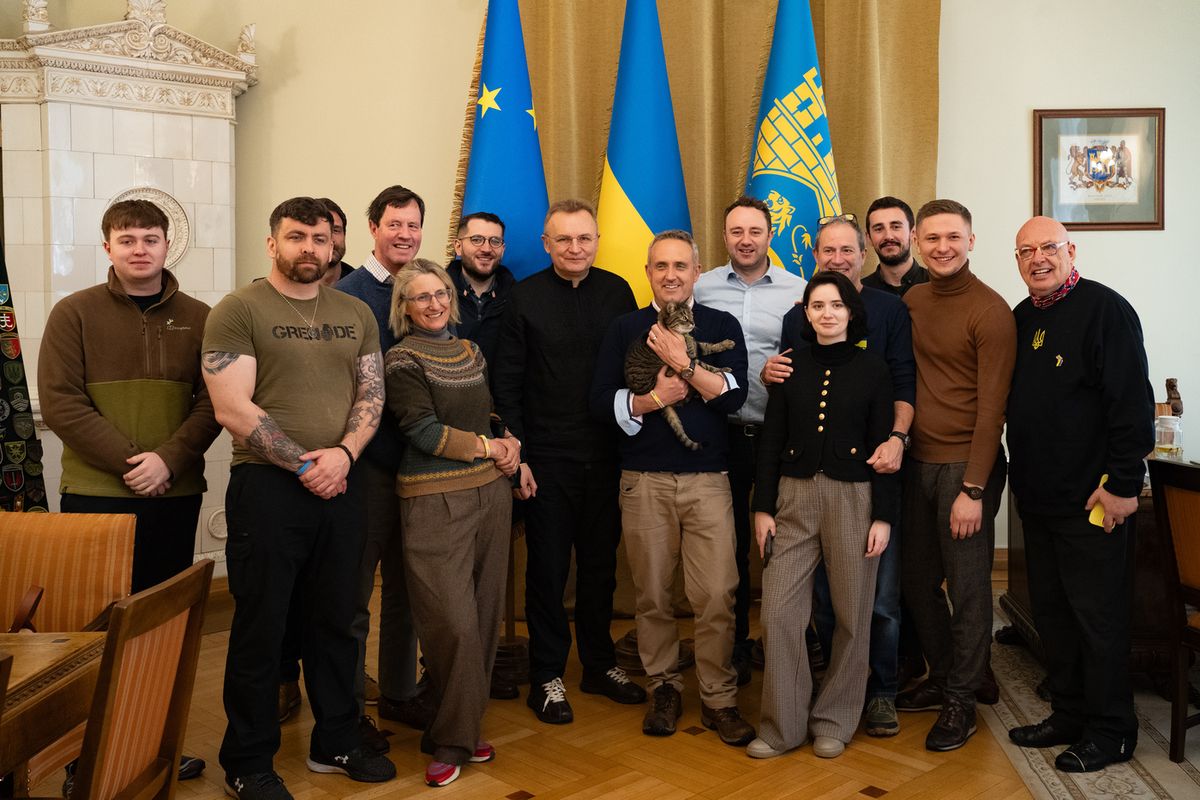 Британська делегація у Львові передала Силам оборони п'ять швидких