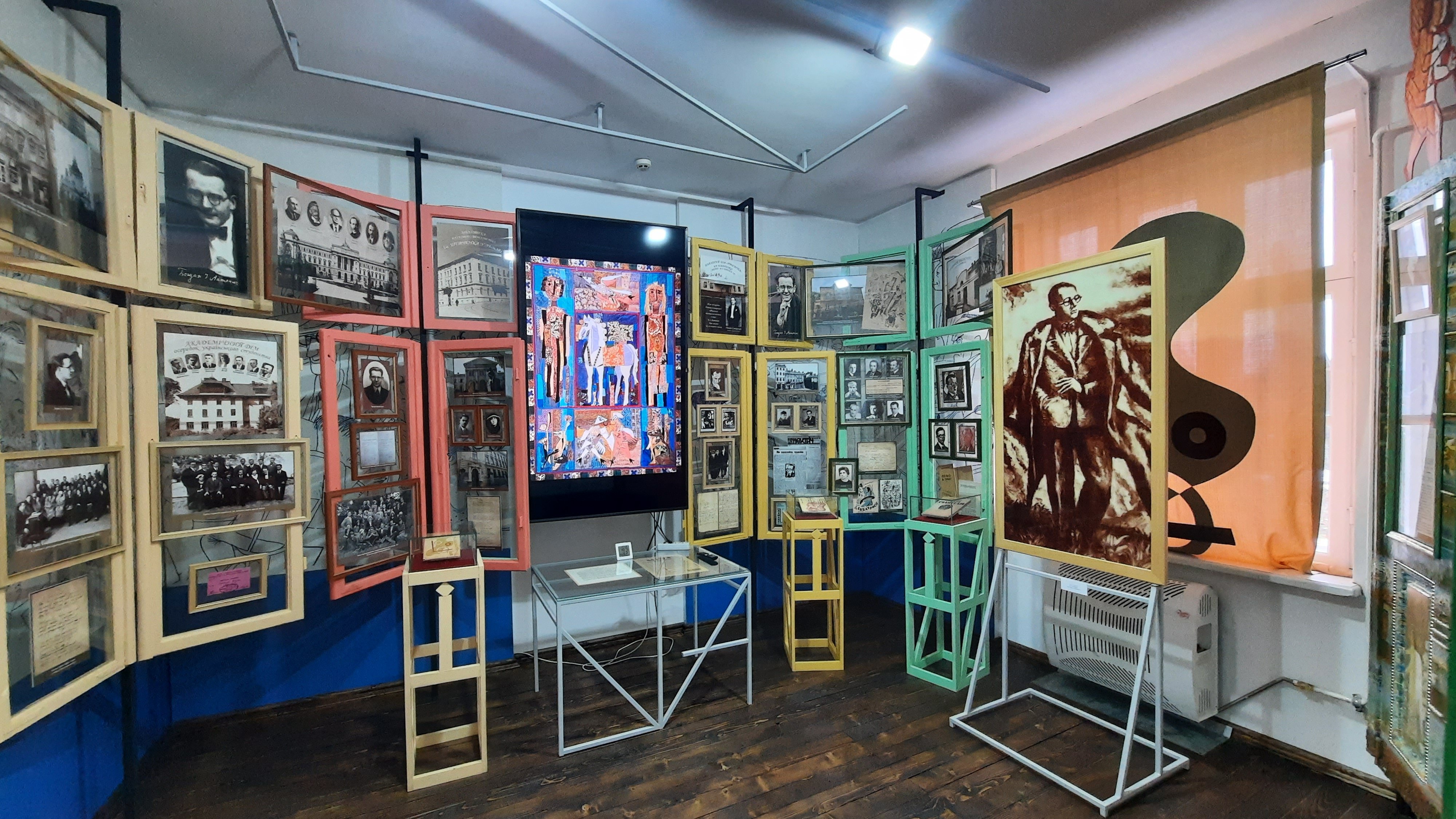 Вікна львівської квартири Антонича стали музейними вітринами (фото ZAXID.NET)