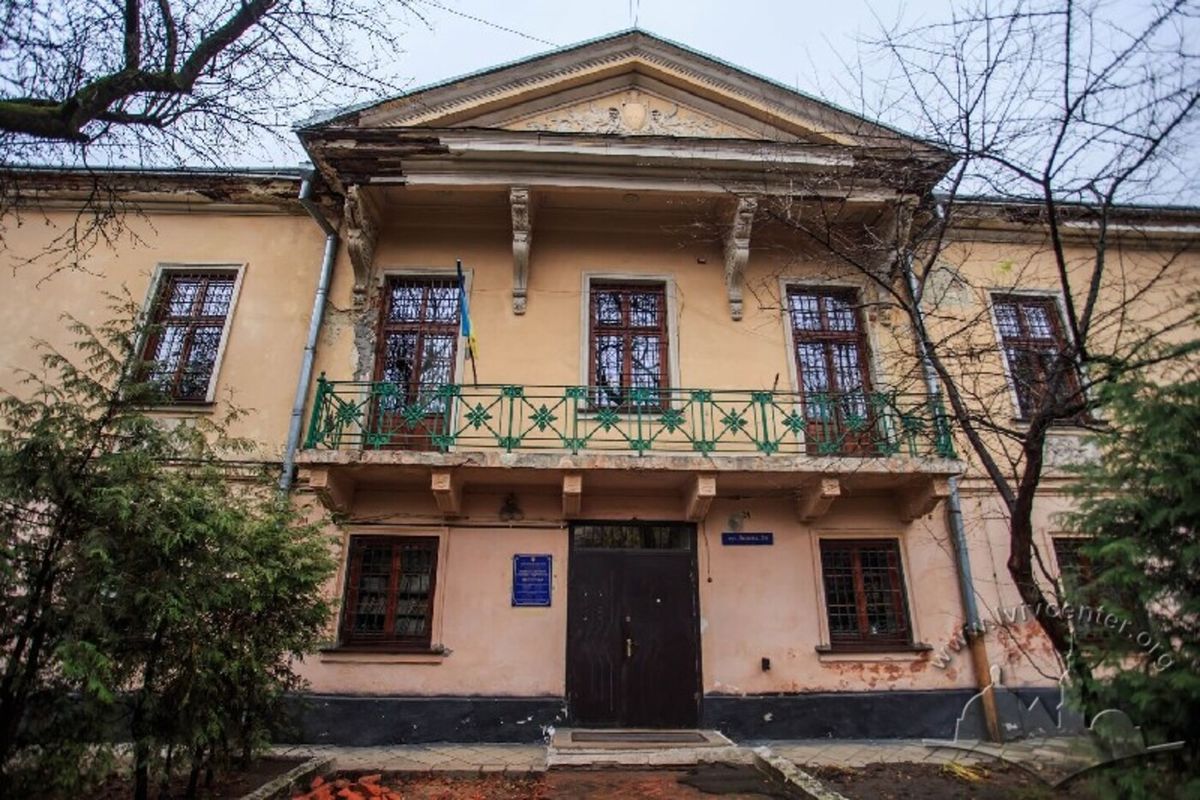 ЛОР через суд виселила родину, яка облаштувала квартиру в бібліотеці