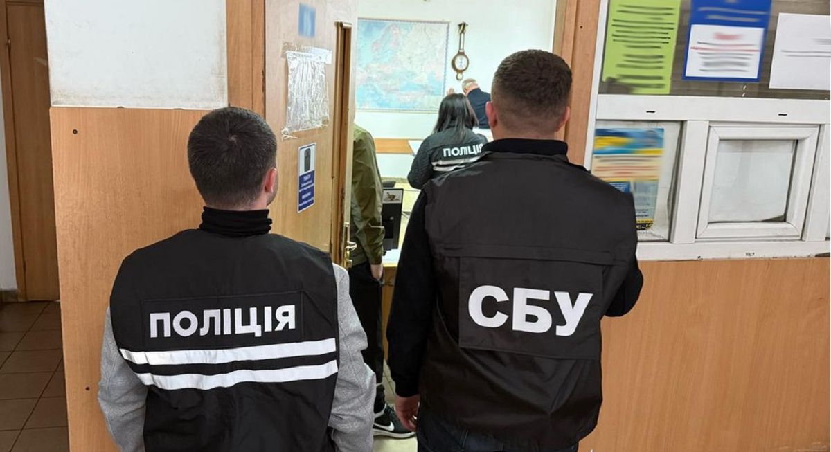 Двох львівських митників затримали на хабарі 56 тис. грн за ввезення автомобілів