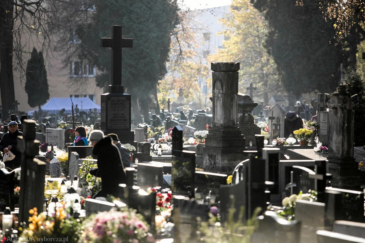 Як і коли прибирати на цвинтарі перед Великоднем: пояснення за традиціями 