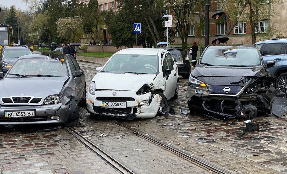 У потрійній ДТП на вулиці Мечникова у Львові постраждали двоє людей