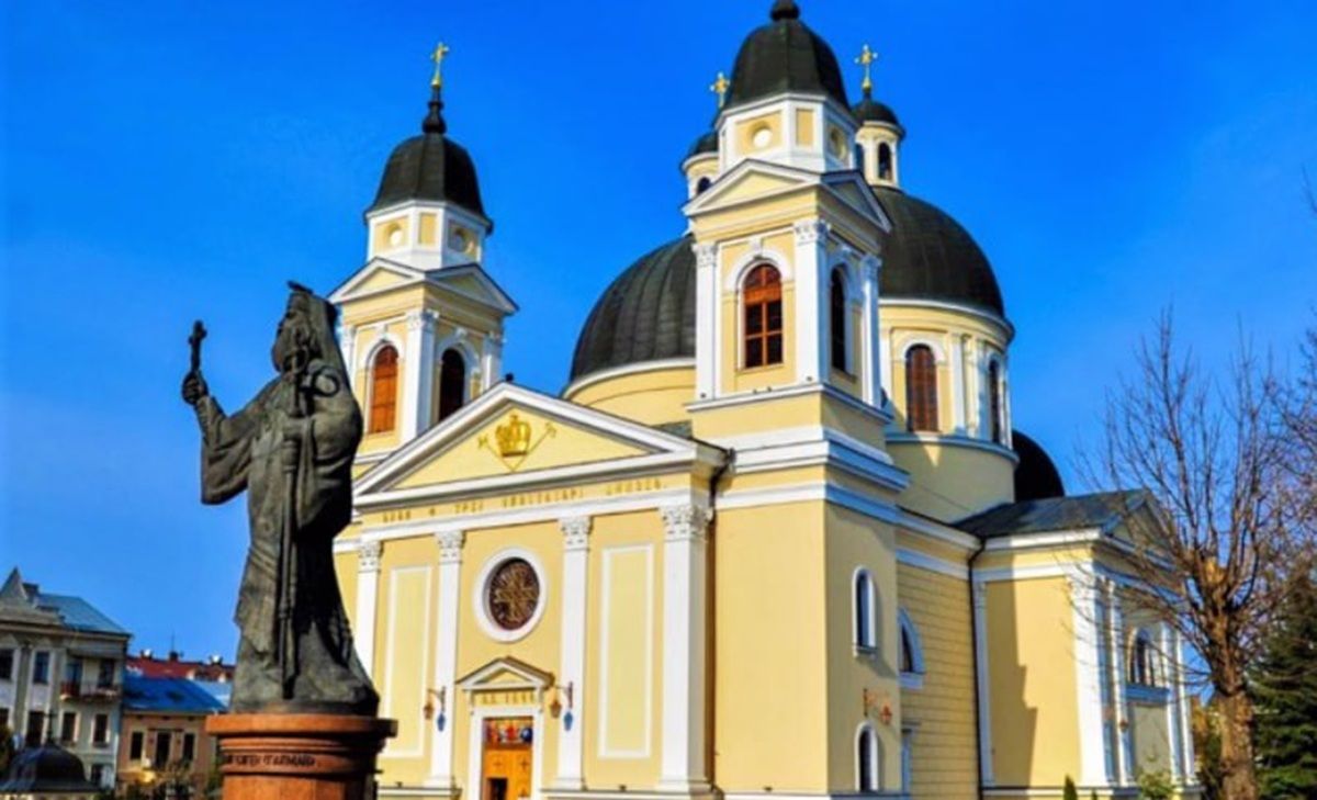 Розклад святкових богослужінь у храмах Чернівців на Страсний тиждень і Великдень