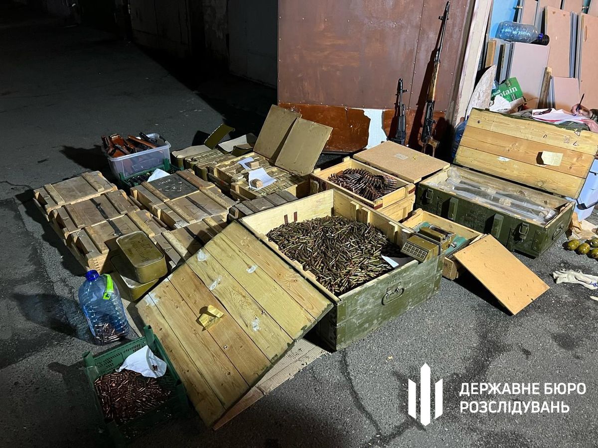 У Києві правоохоронець зробив склад зброї та боєприпасів у гаражі 