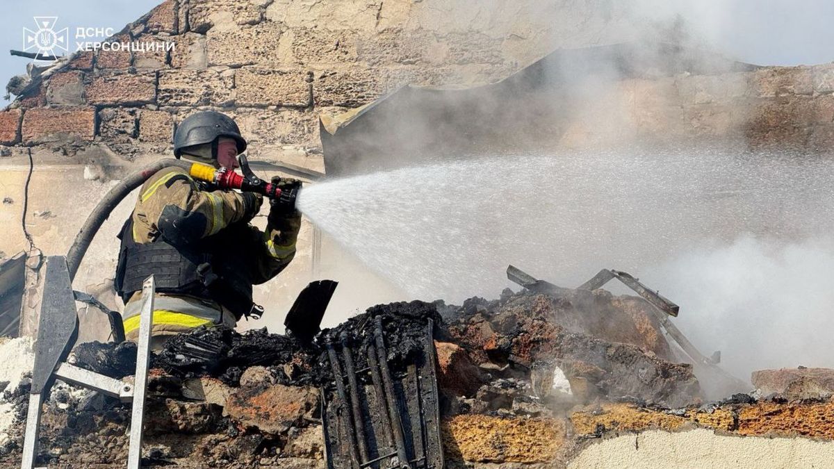 Росіяни здійснили комбінований обстріл Херсона, є загиблий та поранені
