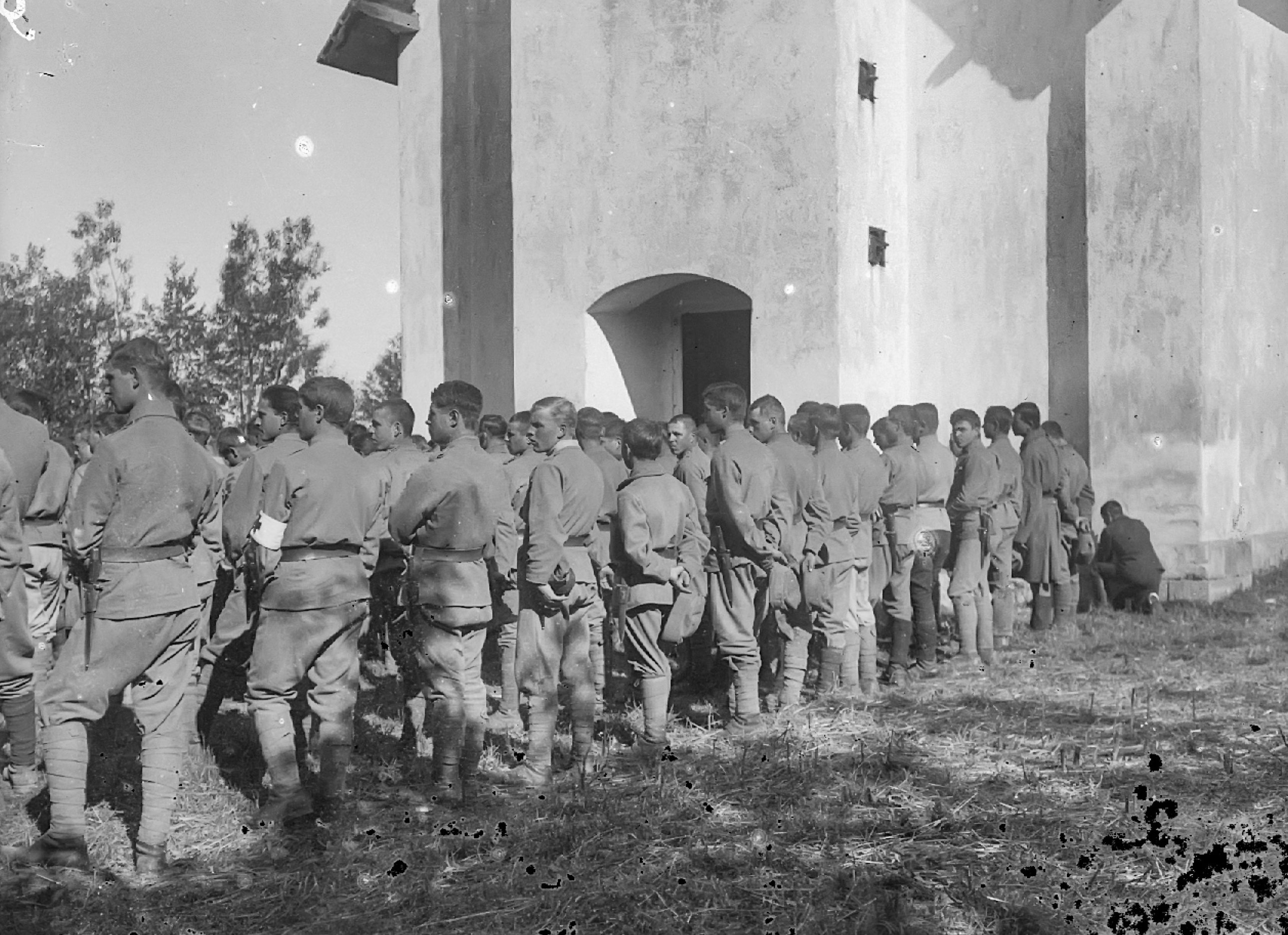 Стрільці на богослужінні біля церкви в с. Вівсю, 1916 (автор фото Іван Іванець, фонд «Українські січові стрільці» в архіві «Українського музею та бібліотеки у Стемфорді»)