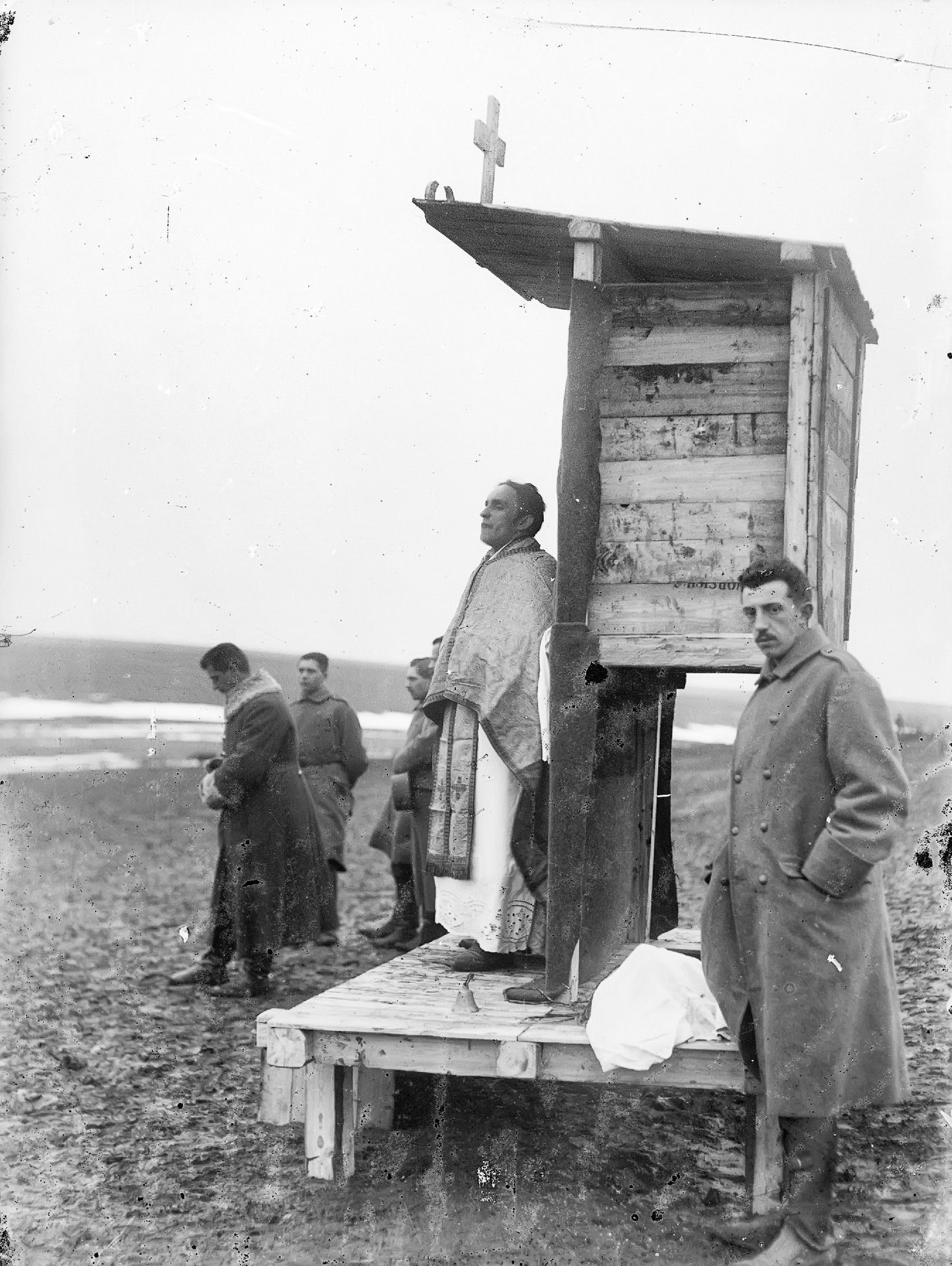 Молитва у польовій капличці (автор фото Іван Іванець, фонд «Українські січові стрільці» в архіві «Українського музею та бібліотеки у Стемфорді»)