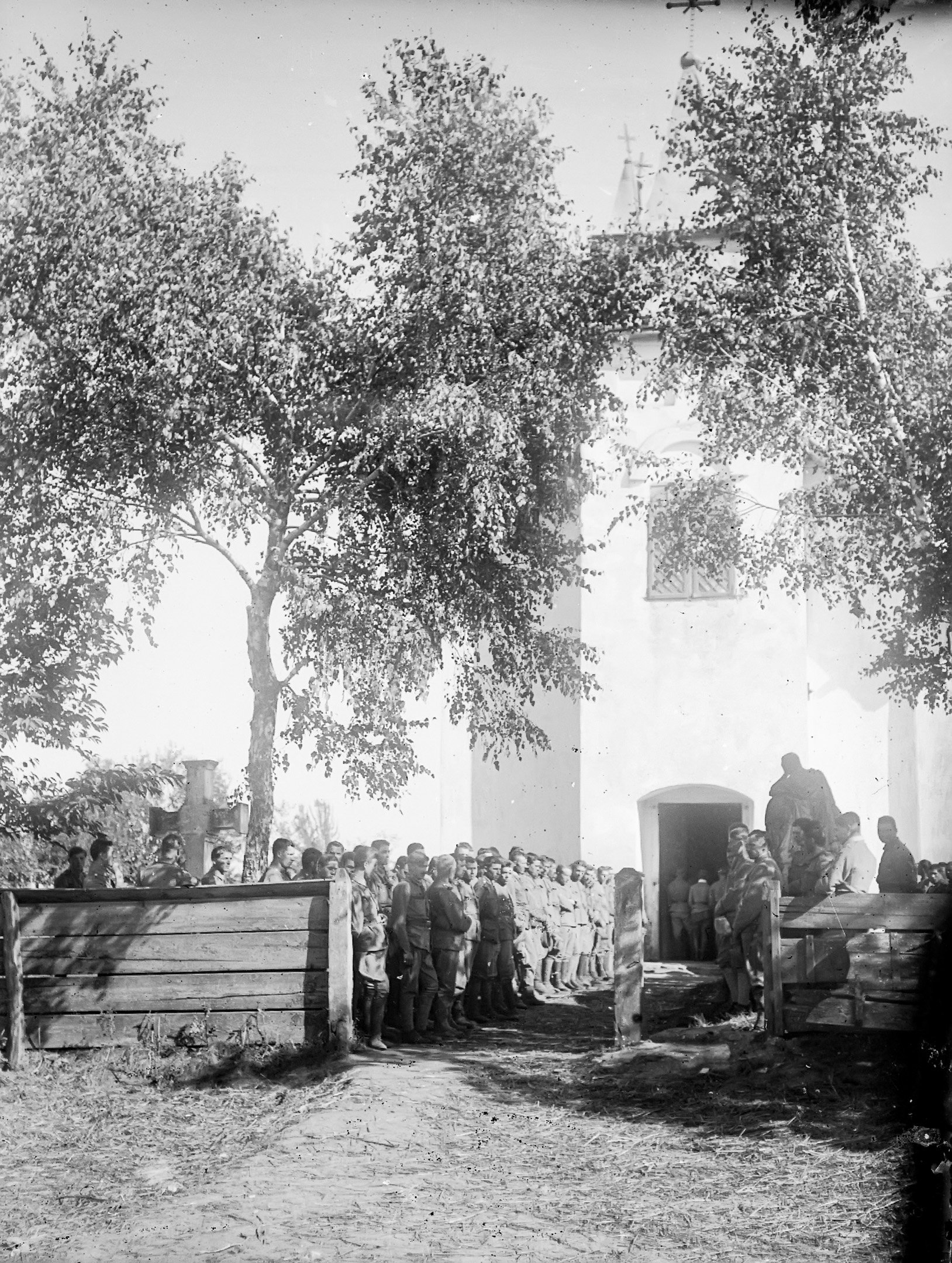 Стрільці на богослужінні у церкві (автор фото Іван Іванець, фонд «Українські січові стрільці» в архіві «Українського музею та бібліотеки у Стемфорді»)