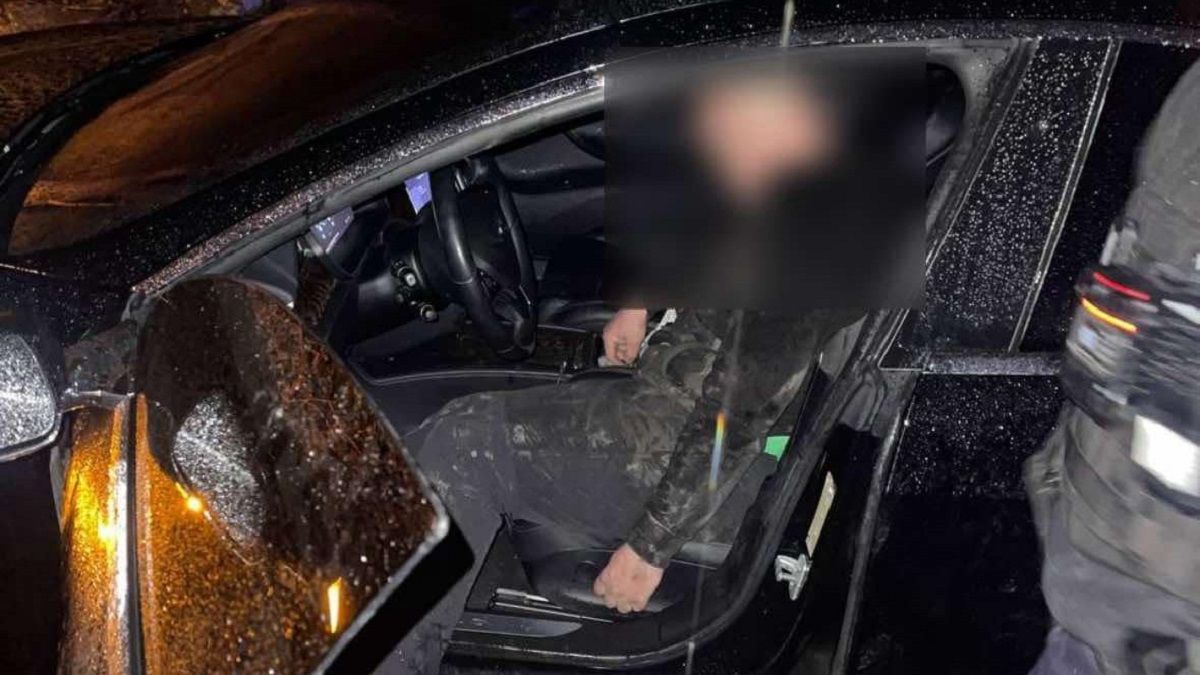Водій Tesla уник покарання за п’яний напад на поліцейського у Львові
