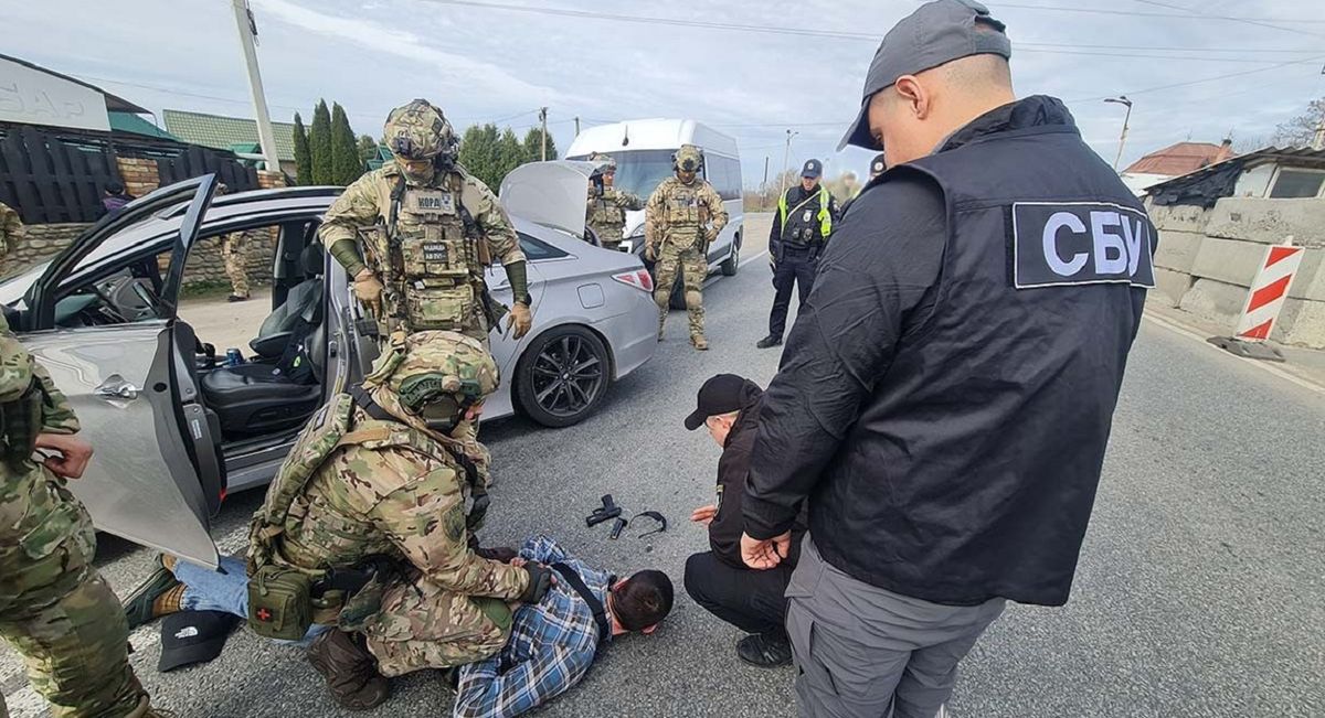 Посадовця виконавчої служби на Тернопільщині затримали за переправлення ухилянтів