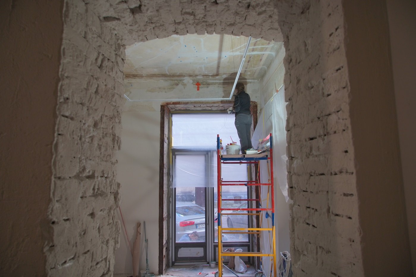 Реставрація розписів на стелі. Фото Анни Ютченко