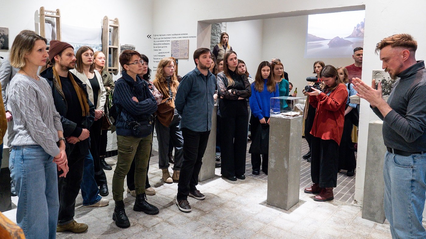Відвідувачі виставки у просторі. Фото Анни Дорожко