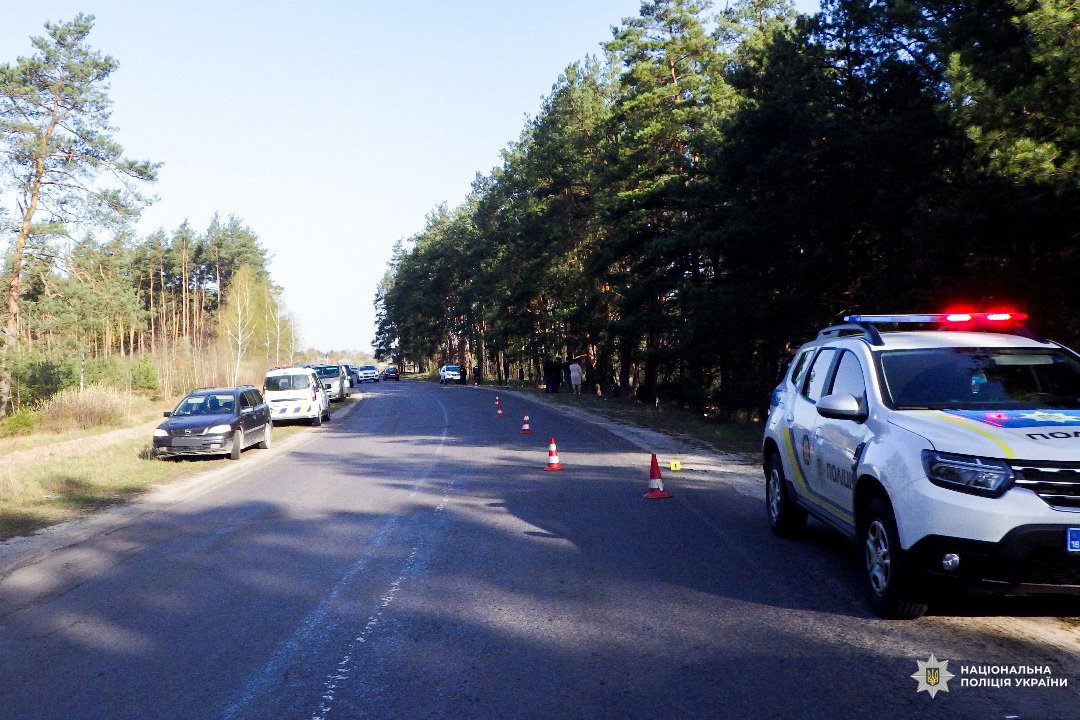Поліцейські наразі встановлюють, хто перебував за кермом мотоцикла (фото поліції)