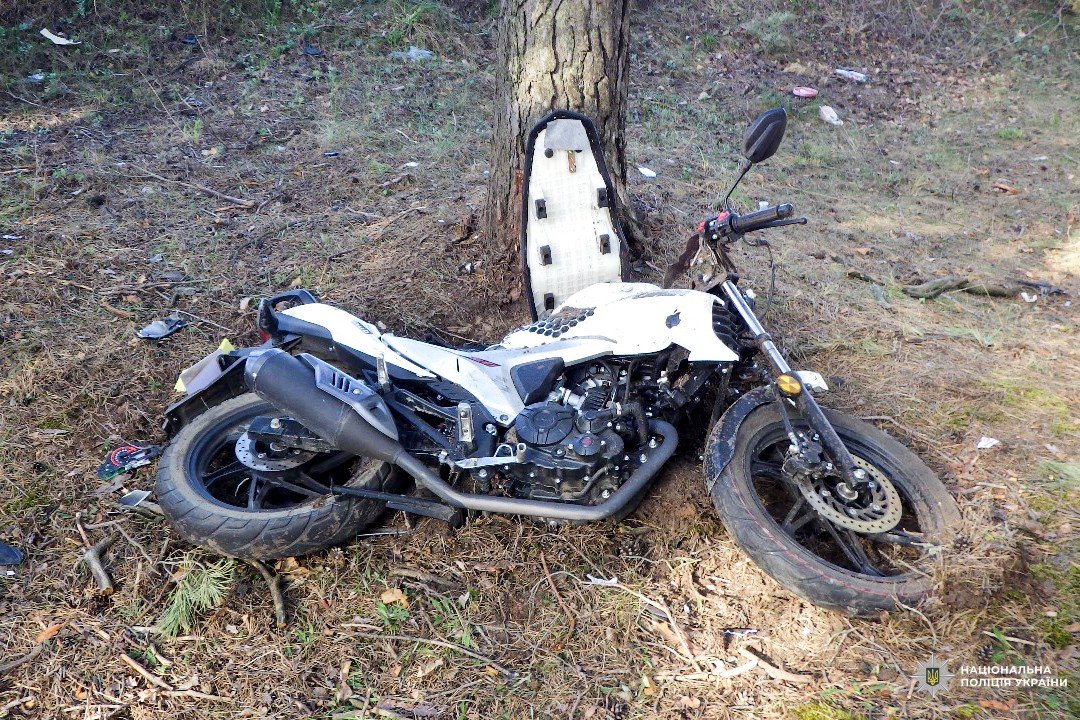 Поліцейські наразі встановлюють, хто перебував за кермом мотоцикла (фото поліції)