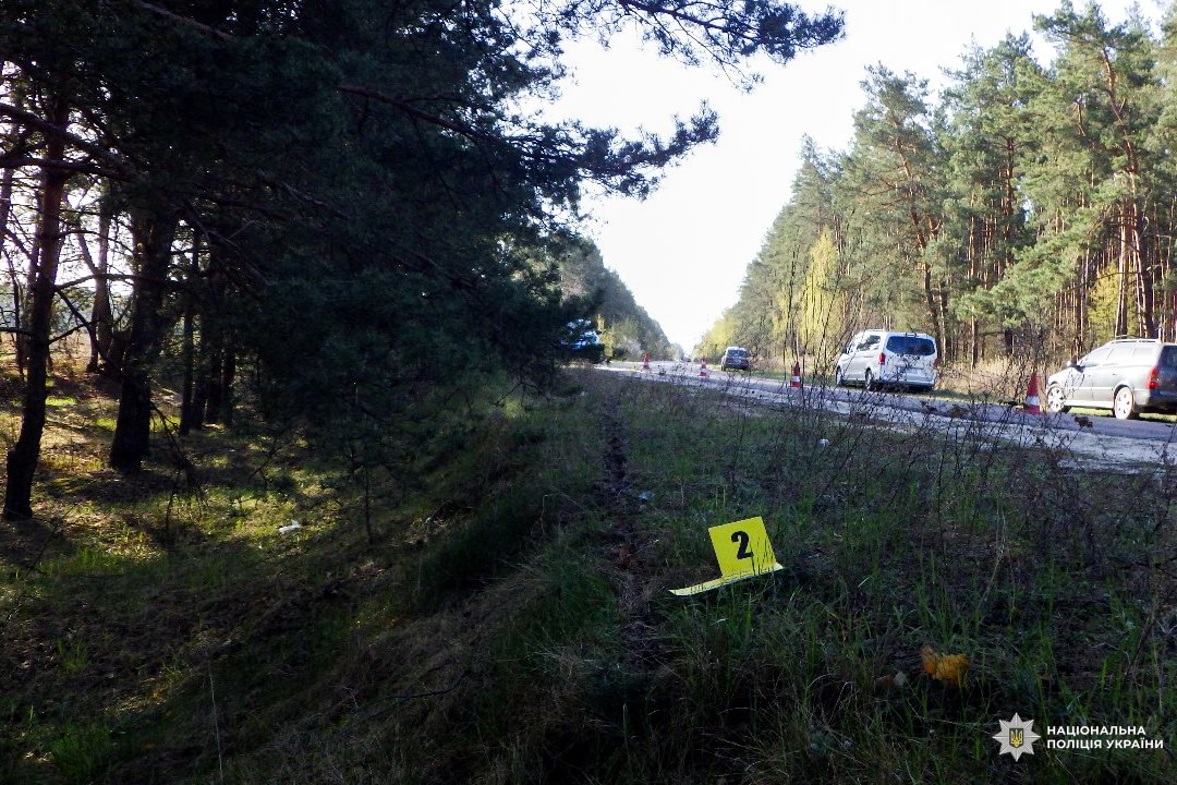 Поліцейські наразі встановлюють, хто перебував за кермом мотоцикла (фото поліції)
