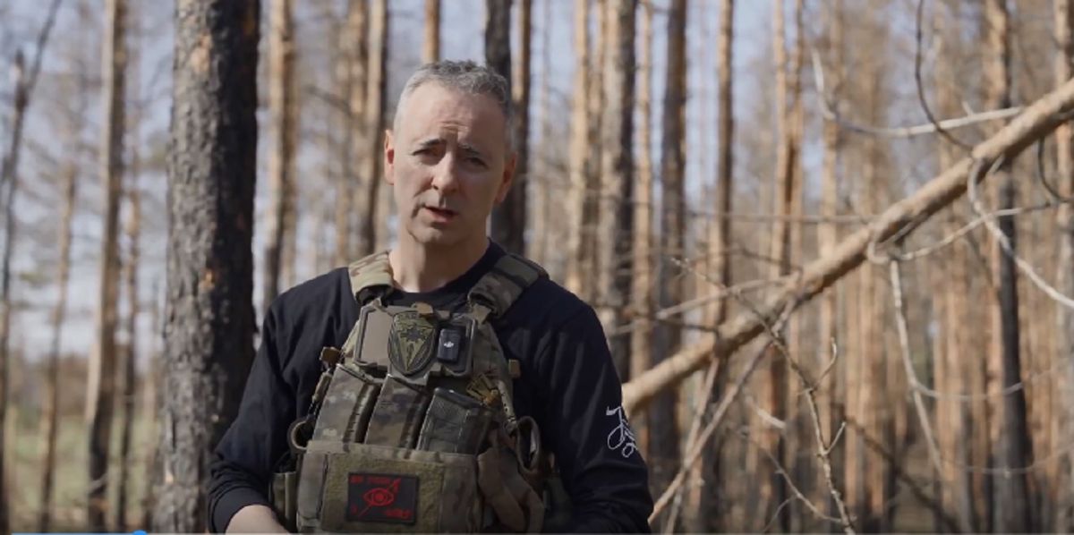 Конгресмен-республіканець побував на позиціях ЗСУ та підписав снаряд для Путіна