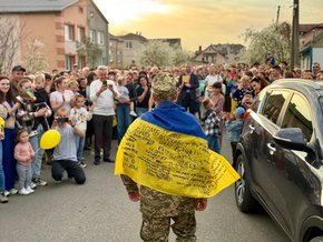 Звільненого з полону захисника з Львівщини зустріли в рідному селі. Відео дня