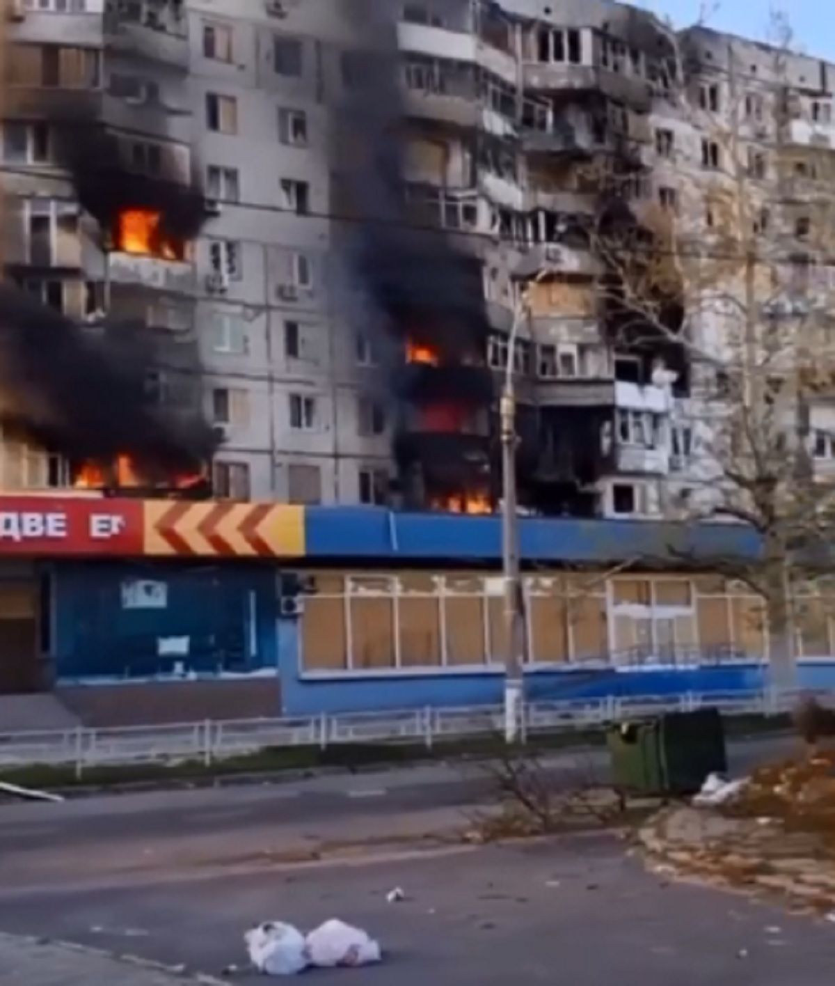 Одразу після оголошення перемирʼя росіяни вдарили по багатоповерхівці у Херсоні
