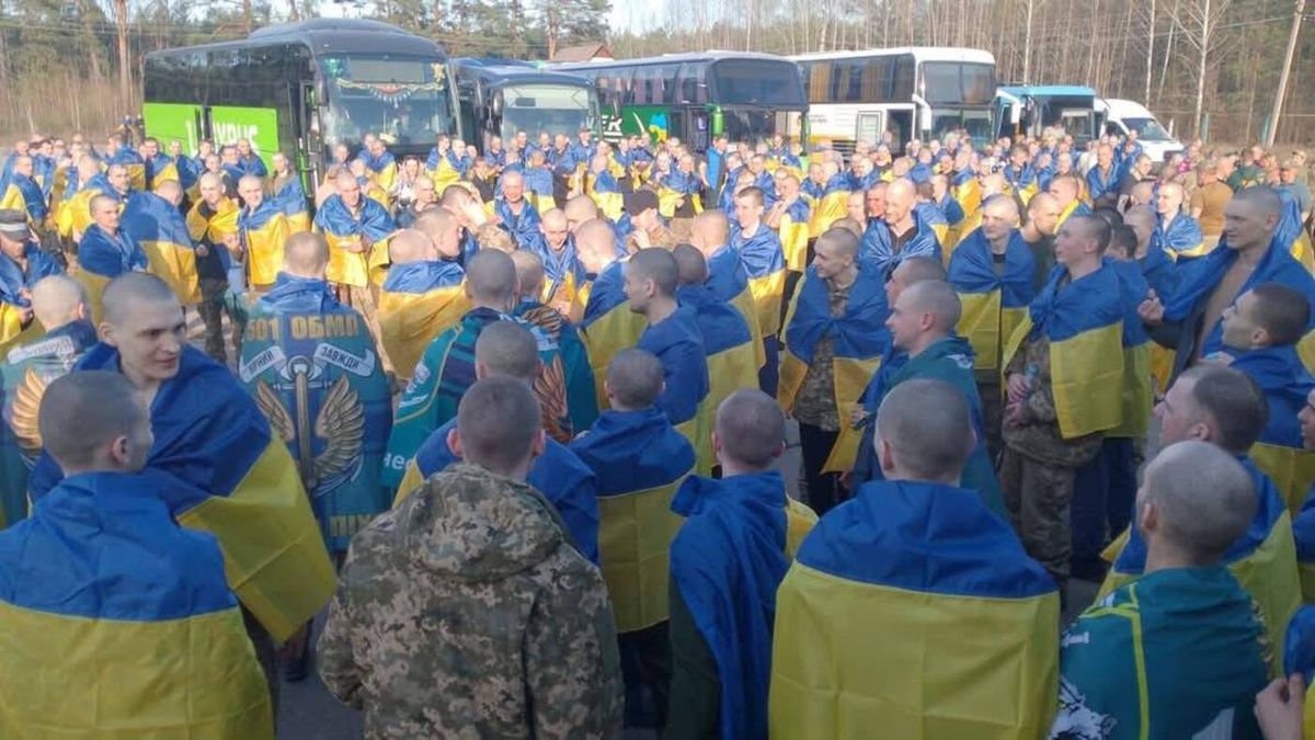 Із російського полону повернулись пʼятеро захисників із Хмельниччини