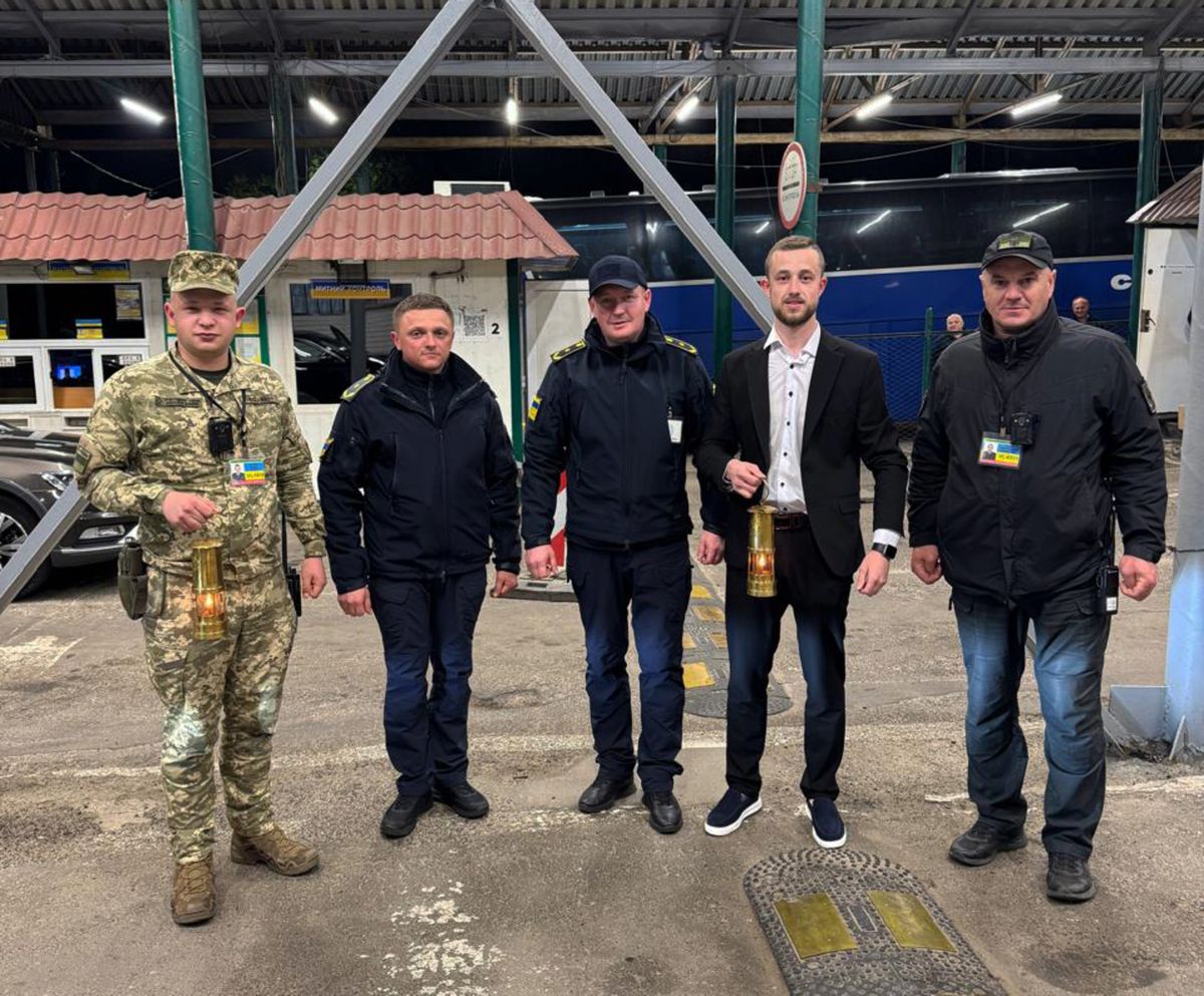 В Україну з Єрусалима прибув Благодатний вогонь