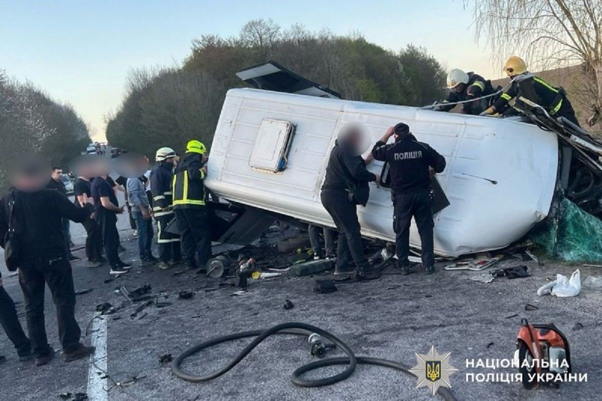 На Вінниччині внаслідок зіткнення маршрутки та легковика загинули троє людей