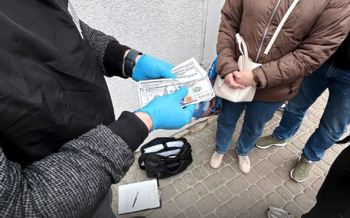 Лікарку Львівської обласної лікарні та викладачку затримали за продаж діагнозів ухилянтам