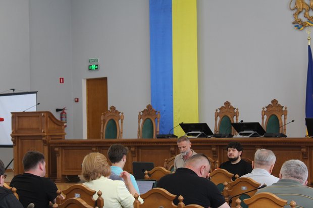 «Дуже скоро постане питання або відселення 14 тисяч, або перенесення аеропорту»