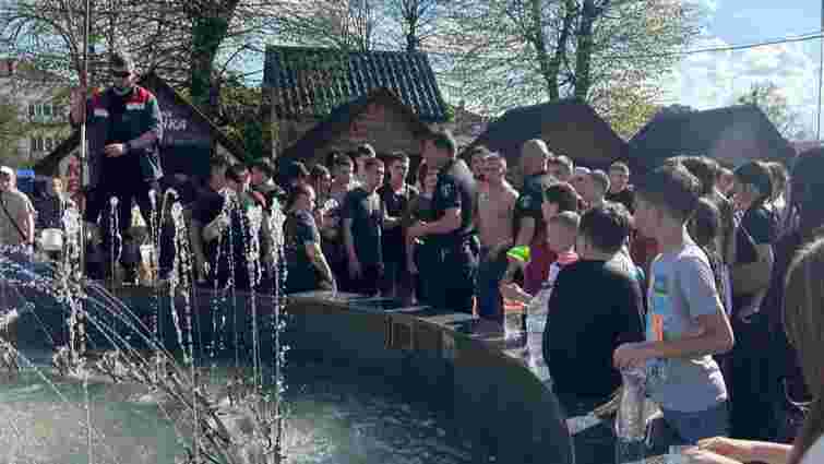 У Калуші муніципал вистрелив зі стартового пістолета під час конфлікту з підлітками біля фонтану