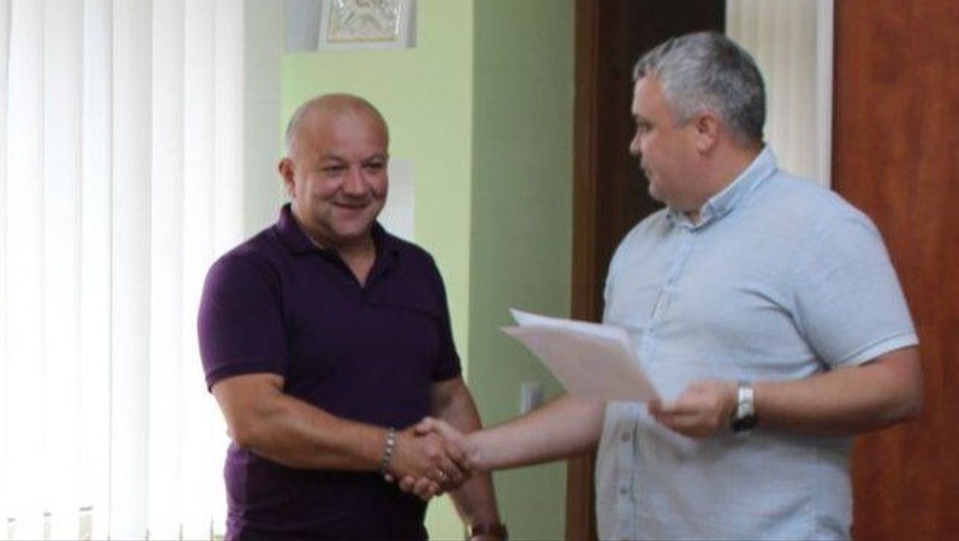 До роботи у БУВР Володимир Лунів (ліворуч) керував Управлінням капітального будівництва в Івано-Франківській області
