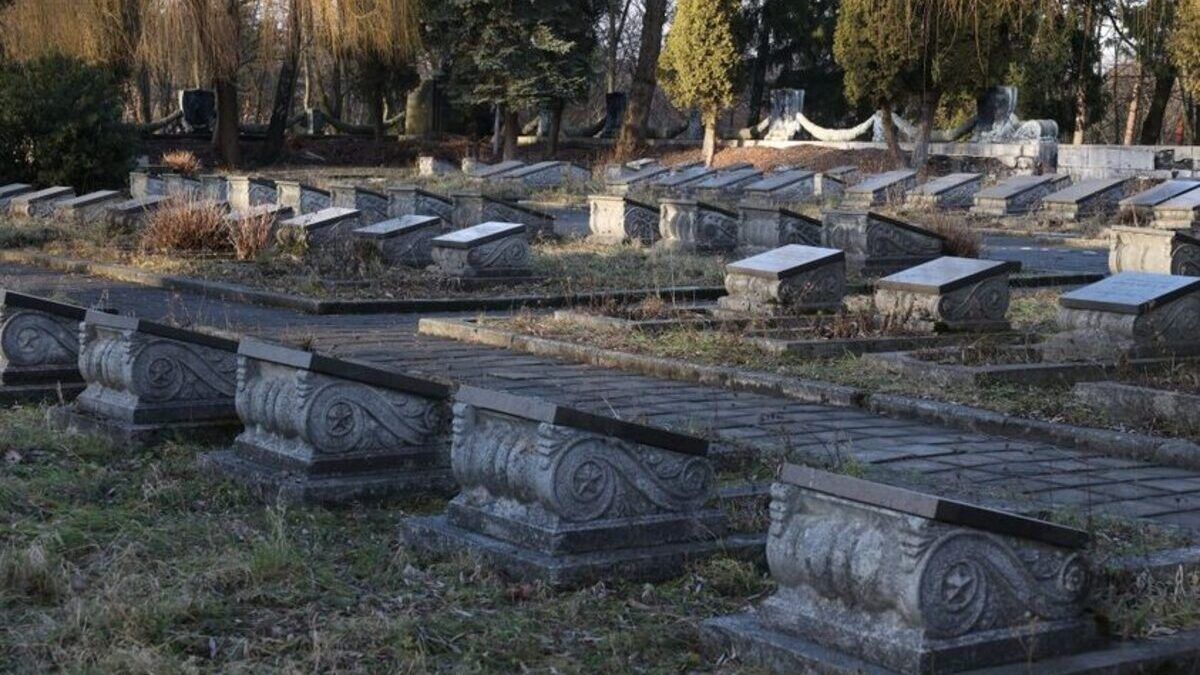 У Львові розпочнуть роботи з перенесення радянських поховань з Пагорба Слави