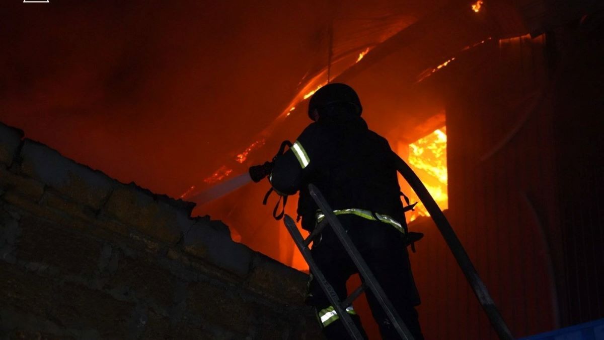 Внаслідок масованої атаки російських БпЛА в кількох містах вирували пожежі
