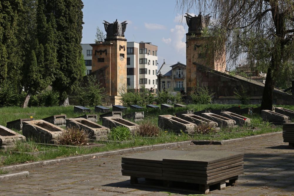 На цвинтарі 220 індивідуальних та 4 братські могили (фото Романа Балука)