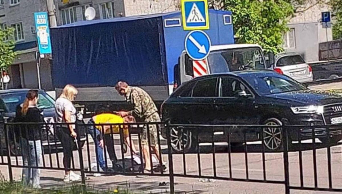 На вулиці Виговського у Львові водій пікапа збив пішохода на переході