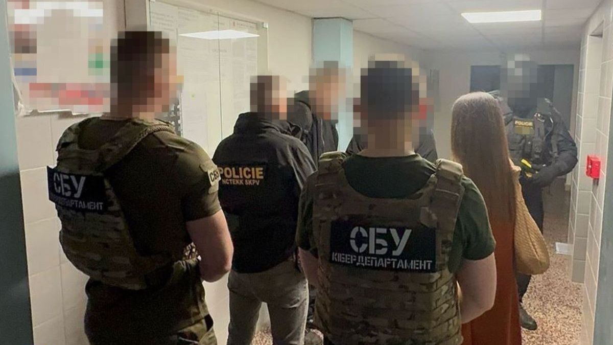 В Україні та Чехії викрили банду хакерів, які обкрадали банківські рахунки