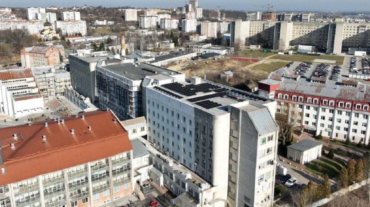 У двох лікарнях та поліклініці Львова встановлюють сонячні панелі