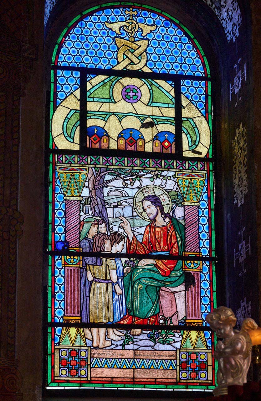 Вітраж «Христос‑учитель, оточений дітьми» (фото Олекси Піджарого)